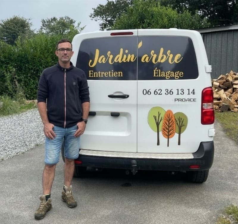 Gaëtan Sanquer devant son véhicule Jardin'Arbre